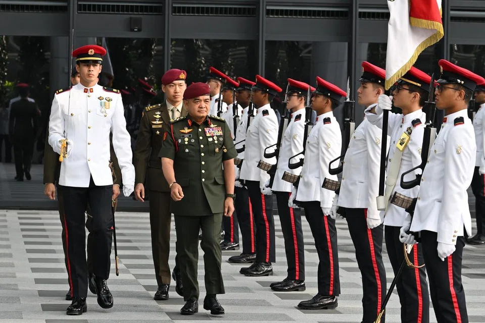 Panglima Tentera Darat Angkatan Tentera Malaysia (ATM), Jeneral Tan Sri Datuk Muhammad Hafizuddeain Jantan (tengah), memeriksa Kawalan Kehormatan di Mindef.