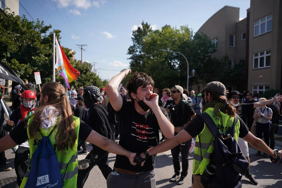Penunjuk perasaan berhimpun beramai-ramai di luar Konvensyen Nasional Demokrat di United Centre, Chicago, pada 19 Ogos bagi menyokong nasib rakyat Palestin di Gaza.
