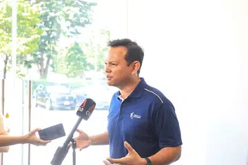 TINGKAT KESELAMATAN: Menteri Negara Kanan (Pertahanan merangkap Tenaga Manusia), Encik Zaqy Mohamad menegaskan kepentingan keselamatan di tempat kerja pada Khamis di Silesia Flavours.