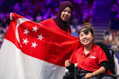 Atlet Singapura, Jeralyn Tan Yee Ting, bergambar bersama rakan gandingannya , Yurnita Omar, selepas tamat pertandingan.