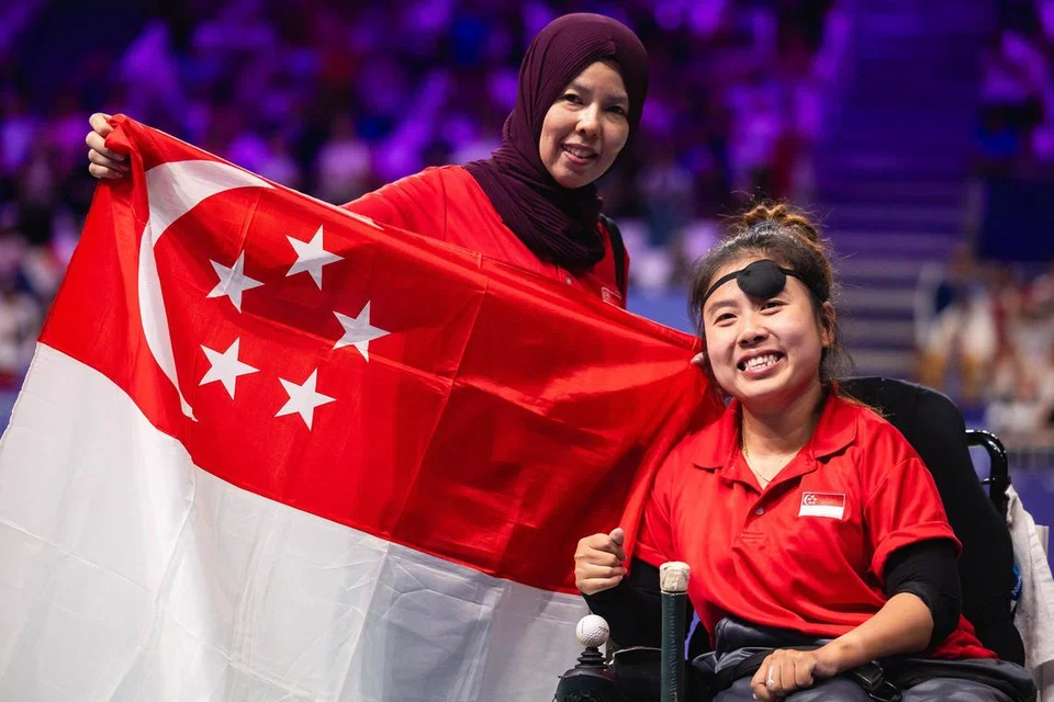 Atlet Singapura, Jeralyn Tan Yee Ting, bergambar bersama rakan gandingannya , Yurnita Omar, selepas tamat pertandingan.