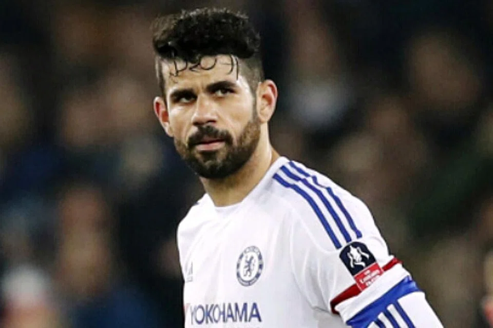 DIEGO COSTA: Dilayangkan dua kad kuning kerana mengasari pemain Everton