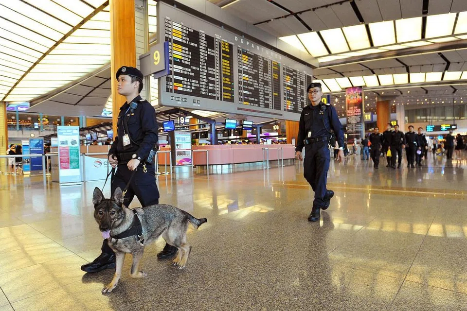 Pegawai polis melakukan rondaan bersama anjing di Terminal 2, Lapangan Terbang Changi.