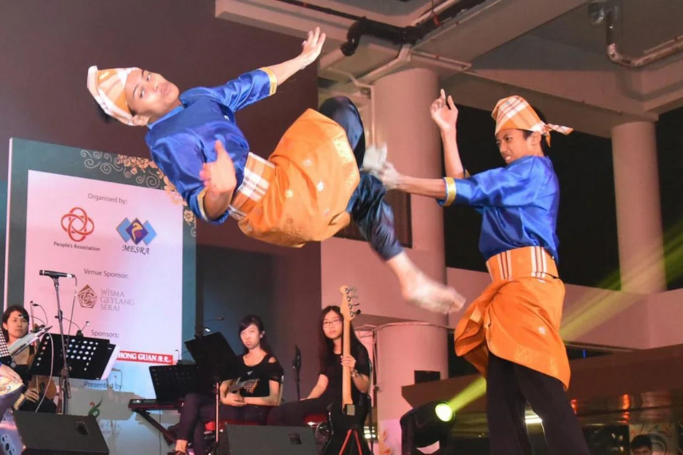PERSEMBAHAN MUZIKAL: Tarian India turut menyerikan Gentarasa 2018 yang memaparkan 140 aktivis seni berbilang bangsa dalam persembahan muzikal. Atas penonton turut disajikan persembahan pencak silat - Foto PERSATUAN RAKYAT