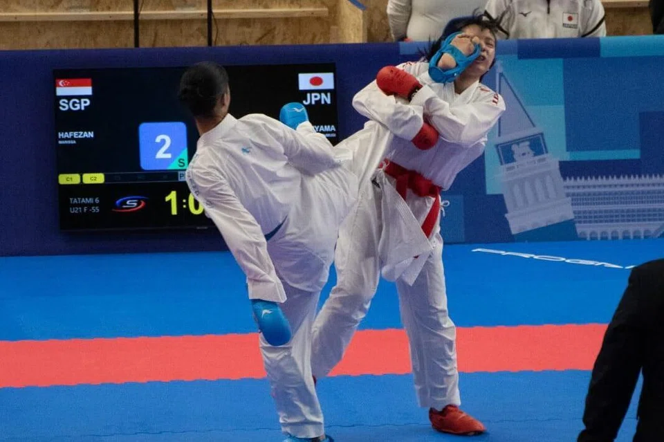 Atlet karate Singapura, Marissa Hafezan (kiri), bertanding semasa Kejohanan Karate Dunia XIII Kadet-Remaja U-21 di Venice pada 2024. Beliau mengakhiri pertandingan tersebut di tempat kesembilan. 