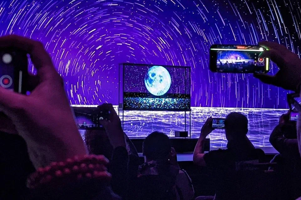 MENARIK: Syarikat LG memperkenalkan televisyen LG Signature Oled T TV, televisyen dengan skrin lutsinar di pertunjukan Pameran Elektronik Pengguna (CES) di Las Vegas.