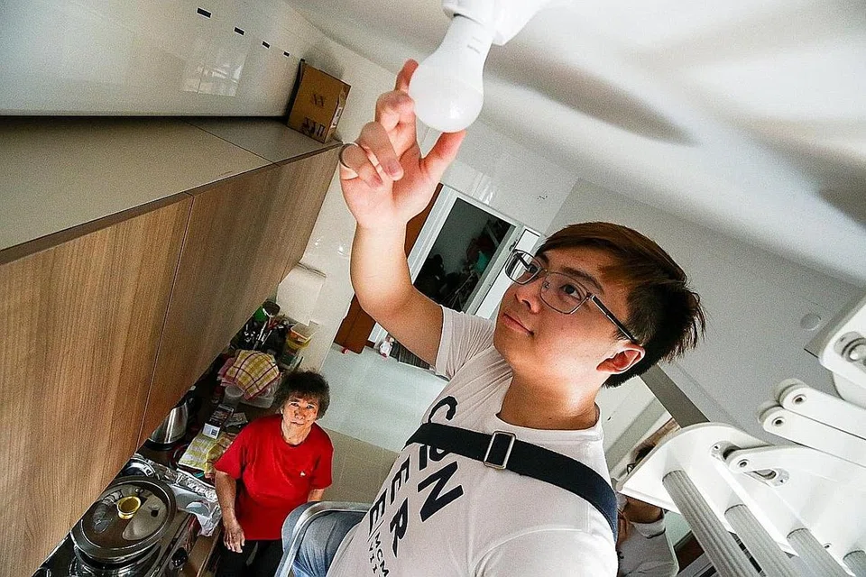 MANFAATKAN BAUCAR: Setiap flat satu bilik hingga tiga bilik diberi baucar untuk membeli perkakas rumah yang menggunakan tenaga elektrik secara lebih berkesan dan boleh mengurangkan bil elektrik masing-masing seperti bal lampu LED. - Foto LIANHE ZAOBAO