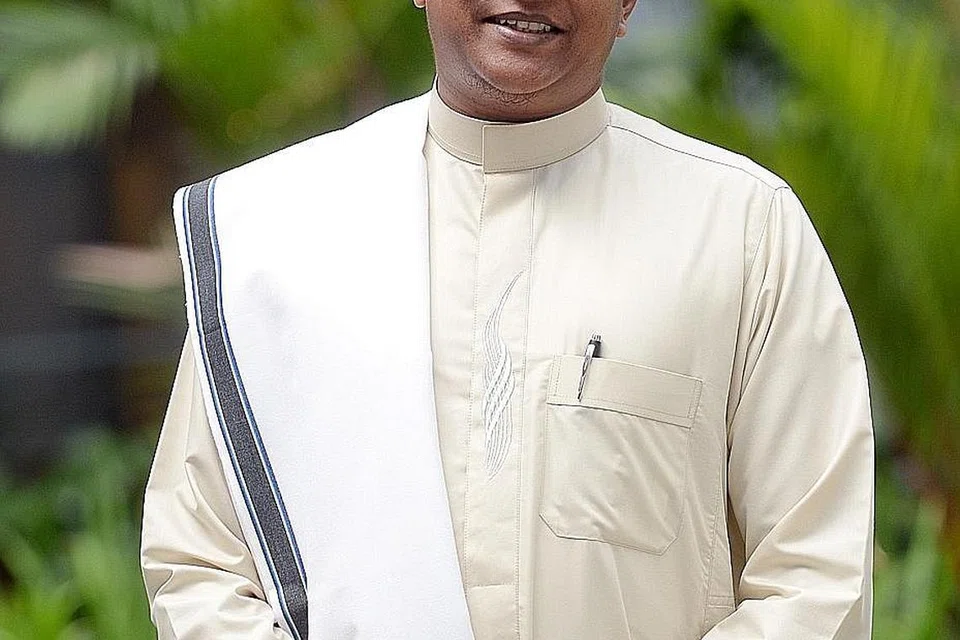 "Alhamdulilah bukan sahaja kami dapat memberi daging korban dari rumah ke rumah, kami juga telah memberi mereka kulit kambing dan kepala kambing. Mereka dapat mengunakan kulit kambing ini sebagai selimut atau kegunaan harian yang lain dan merebus kepala kambing untuk membuat sup bagi memanaskan badan..." - Ustaz Dr Leyaket Ali Mohamed Omar. - Foto fail
