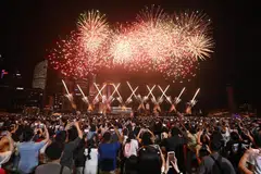 Orang ramai menyambut kedatangan tahun baru 2026 dengan menyaksikan pertunjukan bunga api di Marina Bay pada 1 Januari.