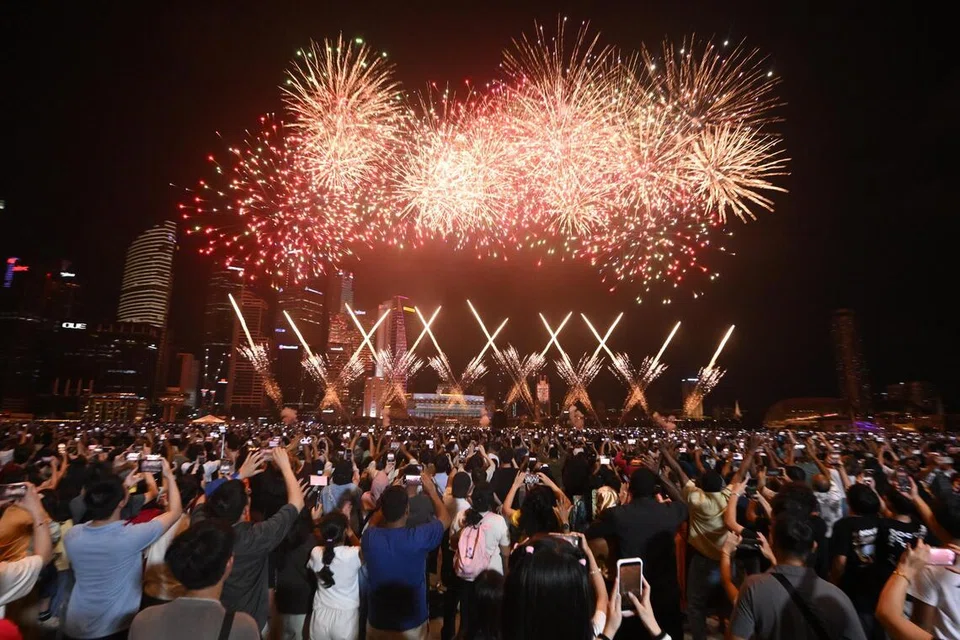 Orang ramai menyambut kedatangan tahun baru 2026 dengan menyaksikan pertunjukan bunga api di Marina Bay pada 1 Januari.