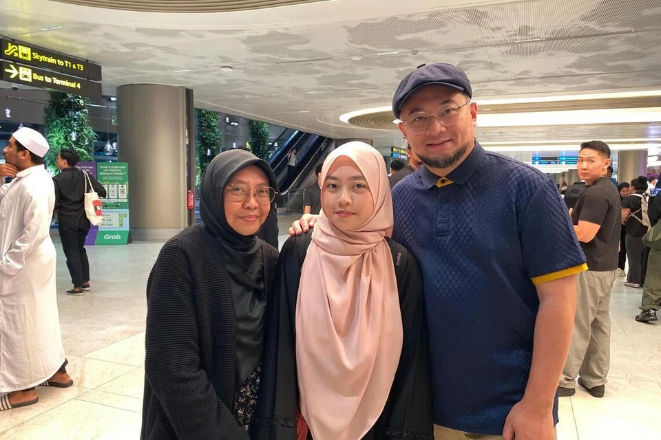 Cik Deanna Yusra Rashid, 20 tahun (tengah), bersama ibu bapanya, Cik Siti Salha Salihoddin (kiri), dan Encik Rashid Ramli, di Terminal 2 Lapangan Terbang Changi pada 13 Mac.