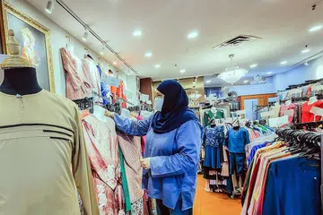 SUASANA LENGANG: Cik Manisah merupakan antara peniaga di Joo Chiat Complex yang merasakan keadaan sebelum Ramadan ini lengang dan permintaan baju Hari Raya berkurangan. - Foto BH oleh NUR DIYANA TAHA
