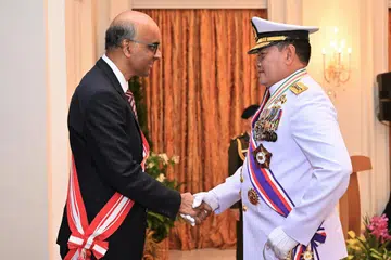 Mantan Panglima Tentera Nasional Indonesia (TNI), Laksamana Yudo Margono (kanan), dianugerahkan Darjah Utama Bakti Cemerlang (Tentera) oleh Presiden Tharman Shanmugaratnam di Istana pada 30 Januari.
