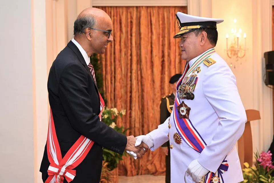 Mantan Panglima Tentera Nasional Indonesia (TNI), Laksamana Yudo Margono (kanan), dianugerahkan Darjah Utama Bakti Cemerlang (Tentera) oleh Presiden Tharman Shanmugaratnam di Istana pada 30 Januari.