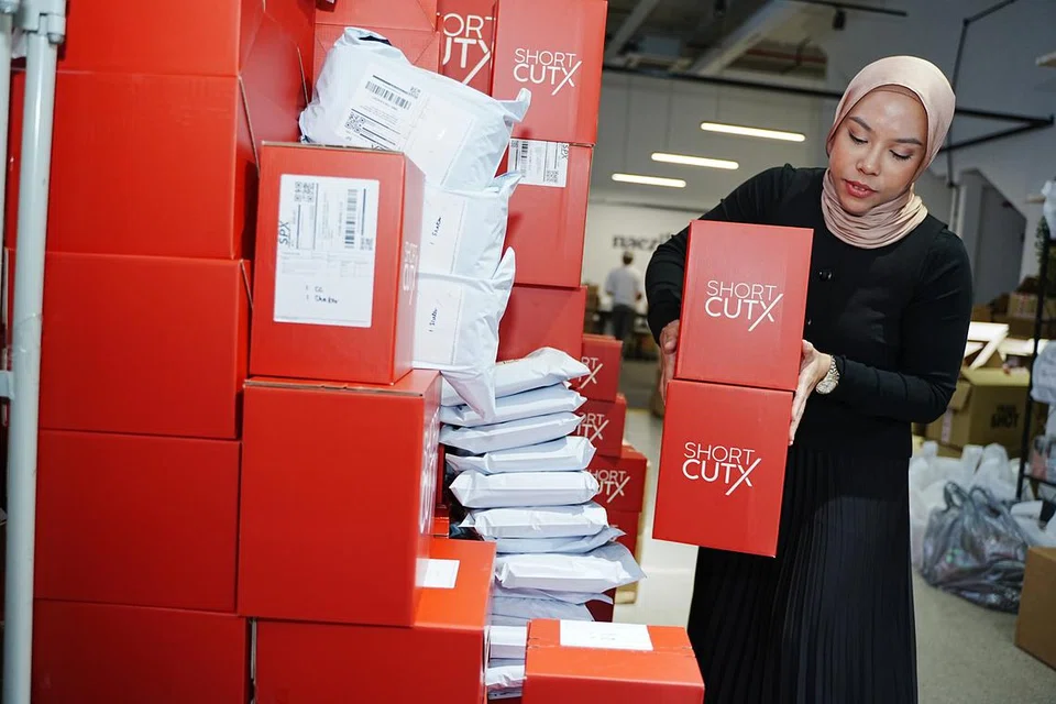 Menurut Cik Miza, Shortcutx menerima sekitar 400 tempahan dalam sehari. Tempahan dihantar kepada pelanggan dari gudang syarikatnya yang terletak di bangunan Nordcom II di Sembawang.