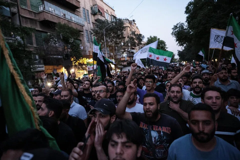 Rakyat Syria mengadakan demonstrasi bagi mengecam serangan udara Israel di Damsyik, Syria, pada 16 Julai 2025. Pasukan Pertahanan Israel mengesahkan serangan ke atas bangunan Kementerian Pertahanan Syria, yang menempatkan Ibu Pejabat Staf Am Tentera, pada hari yang sama susulan penempatan tentera Syria di wilayah majoriti Druze, Suweida, selepas pertempuran antara pejuang Druze dan suku Badwi mengakibatkan kematian puluhan orang.