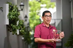 Kapten SMRT Buses, Encik Toh Chin Tiong, adalah satu daripada 33 penerima Anugerah Keselamatan Jalan Raya Singapura.