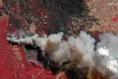 API KIAN MARAK: Imej satelit menunjukkan asap berkepul  menghampiri kawasan Alexandroupolis sedang Greece diancam kebakaran hutan yang kini sudah mula merebak ke beberapa pinggir bandar ibu kotanya, Athens.