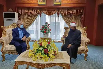 BERTEMU MUFTI: Encik Masagos telah menemui Mufti Brunei, Dr Ustaz Haji Abdul Aziz Juned semasa lawatannya ke Brunei selama tiga hari. - Foto-foto FACEBOOK MASAGOS ZULKIFLI 