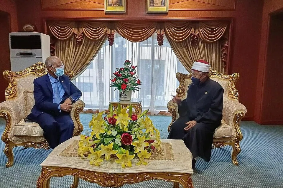 BERTEMU MUFTI: Encik Masagos telah menemui Mufti Brunei, Dr Ustaz Haji Abdul Aziz Juned semasa lawatannya ke Brunei selama tiga hari. - Foto-foto FACEBOOK MASAGOS ZULKIFLI 