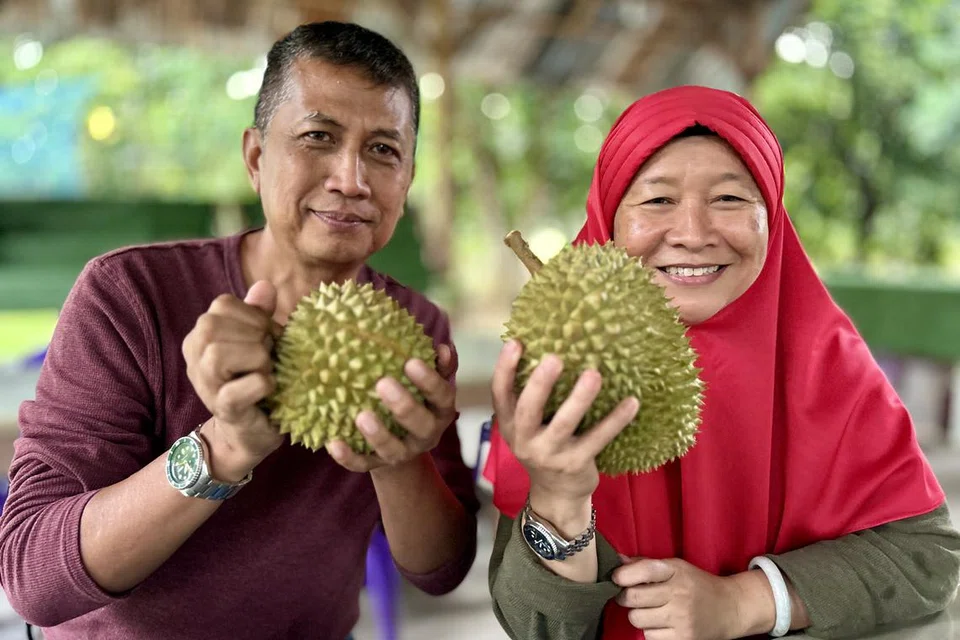 Pasangan warga Yishun, Cik Zahimah Akiak, 59 tahun, dan suaminya, Encik Ahmed Samin, 61 tahun.