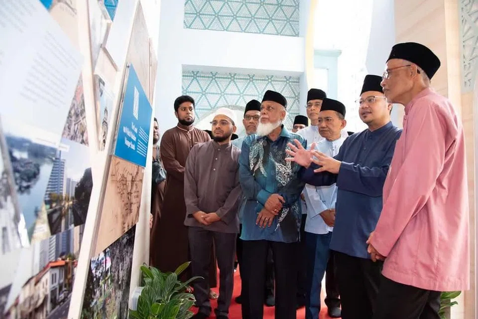 Superintenden Daerah Masjid (Daerah Selatan), Ustaz Muhd Hafiz Abdul Rashid (dua dari kanan) sedang memberi penerangan kepada Menteri Bertanggungjawab bagi Ehwal Masyarakat Islam, Encik Masagos Zulkifli Masagos Mohamad (paling kanan) semasa pembukaan semula Masjid Malabar selepas menjalani pembaikan semula dan pelancaran Galeri Warisan pada 2023. Bersama mereka ialah (bermula tiga dari kanan) Presiden Muis, Encik Saat Abdul Rahman; Ketua Eksekutif Muis, Encik Kadir Maideen; mantan pengerusi Masjid Malabar, Encik Osman Abdullah; Timbalan Ketua Eksekutif Muis, Dr Albakri Ahmad; dan Mufti Dr Nazirudin Mohd Nasir. 