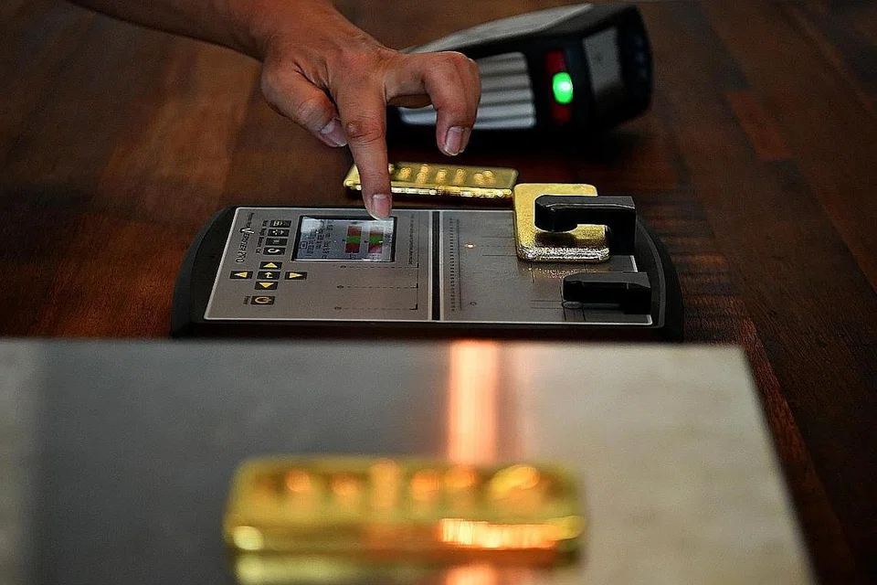 AMBIL LANGKAH PENCEGAHAN: Bagi peniaga batu atau logam berharga, mereka mesti merekodkan urus niaga tunai melebihi $20,000 selama lima tahun agar urus niaga dapat dipantau jika ada yang mencurigakan kemudian hari. - Foto BM oleh LIM YAOHUI