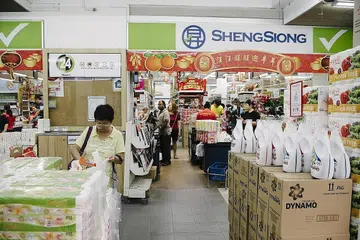LABA SEMAKIN MENINGKAT: Syarikat Sheng Siong malaporkan keuntungan lebih tinggi berikutan pendapatan yang meningkat dan juga margin kasar yang meningkat. - Foto fail