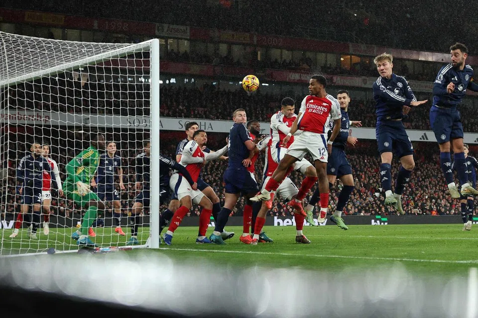 Bek kanan, Jurrien Timber (nombor 12), menanduk masuk hantaran sepakan sudut, Declan Rice, untuk menjaringkan gol pertama Arsenal ketika menewaskan United 2-0 di Stadium Emirates pada 5 Disember.