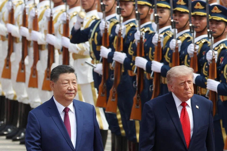 Presiden China, Xi Jinping, dan Presiden Amerika Syarikat, Donald Trump, memeriksa kawalan kehormat semasa upacara sambutan rasmi di Great Hall of the People di Beijing, China, pada 14 Mei 2026.