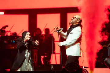 Kehadiran Datuk Awie (kanan) dalam konsert Ella menyuntik semangat meluap-luap dalam kalangan penonton konsert, ‘Jilid Rockestra Ella: Rockers Juga Manusia’, pada 11 Oktober di The Star Theatre.