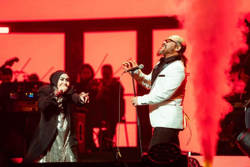 Kehadiran Datuk Awie (kanan) dalam konsert Ella menyuntik semangat meluap-luap dalam kalangan penonton konsert, ‘Jilid Rockestra Ella: Rockers Juga Manusia’, pada 11 Oktober di The Star Theatre.