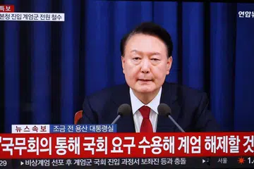 Presiden Korea Selatan, Encik Yoon Suk Yeol, muncul di televisyen bagi mengumumkan penarikan semula undang-undang tentera di Seoul, Korea Selatan, pada 4 Disember 2024, hanya beberapa jam selepas ia diisytiharkan.