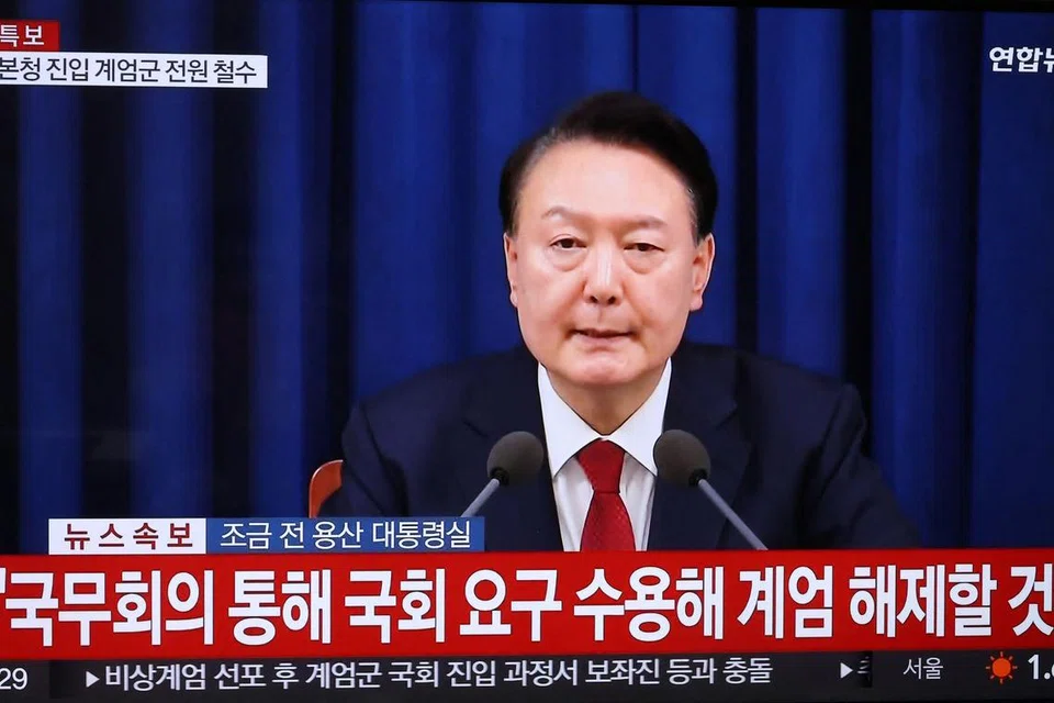Presiden Korea Selatan, Encik Yoon Suk Yeol, muncul di televisyen bagi mengumumkan penarikan semula undang-undang tentera di Seoul, Korea Selatan, pada 4 Disember 2024, hanya beberapa jam selepas ia diisytiharkan.