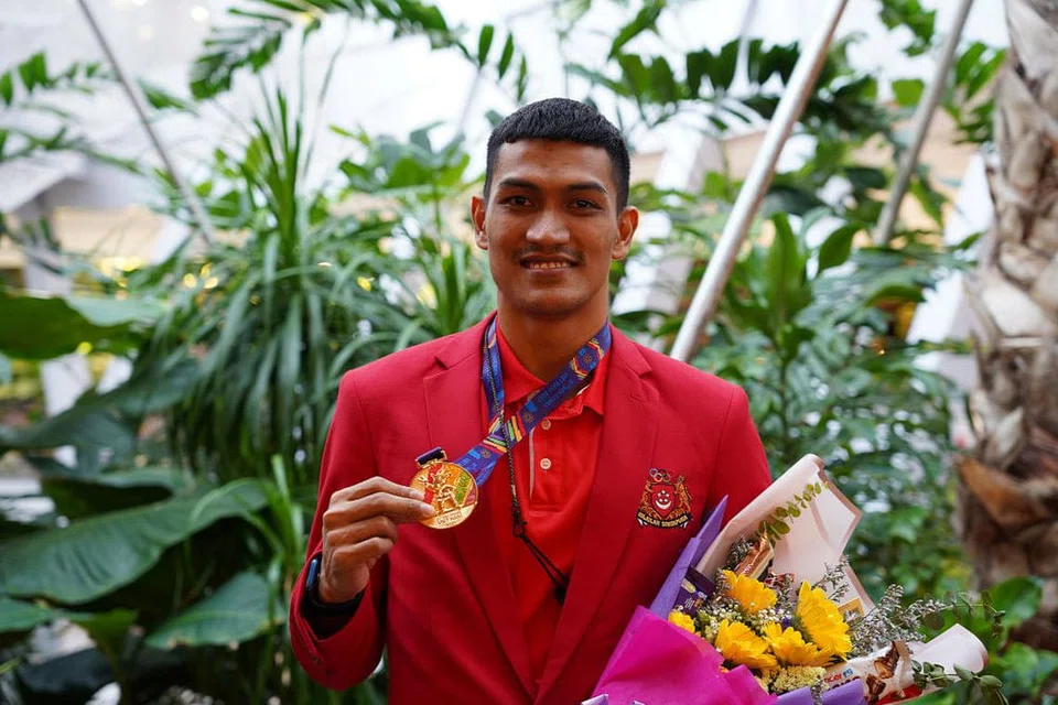 PINGAT BERSEJARAH: Iqbal bergambar dengan pingat emas yang paling didamba dalam kerjayanya. 