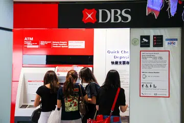 DBS Group Holdings merancang mengurangkan sekitar 4,000 daripada tenaga kerja kontrak dan sementara mereka dalam tempoh tiga tahun akan datang.