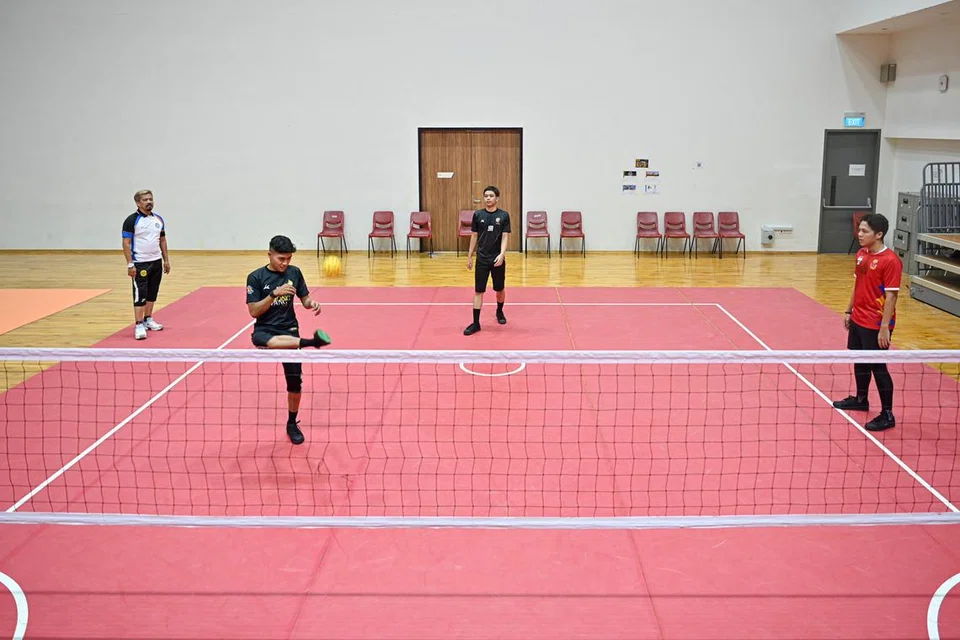 Pasukan nasional sepak takraw lelaki Singapura sedang giat mempersiapkan diri untuk Piala Dunia Istaf 2024 di Kuala Lumpur, Malaysia, yang berlangsung 18 hingga 26 Mei. Salleh bersama salah seorang pemain Akmal Musyarraf Rostam.