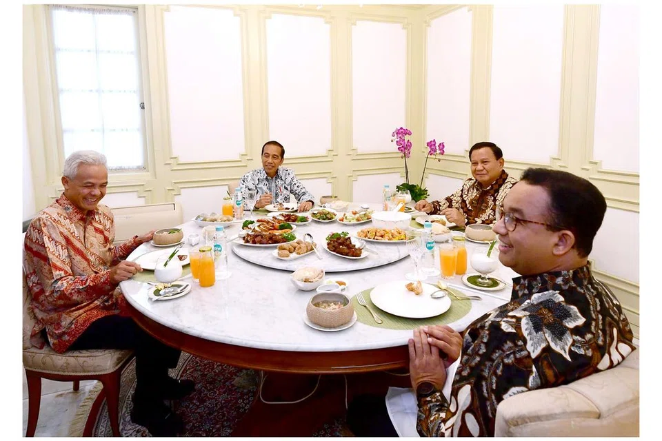 SANTAP SIANG: Presiden Indonesia, Encik Joko Widodo (dua dari kiri) makan tengah hari bersama calon presiden 2024 iaitu (dari kiri) Encik Ganjar Pranowo, Encik Prabowo Subianto dan Encik Anies Baswedan di ruang makan Istana Merdeka di Jakarta pada Isnin.