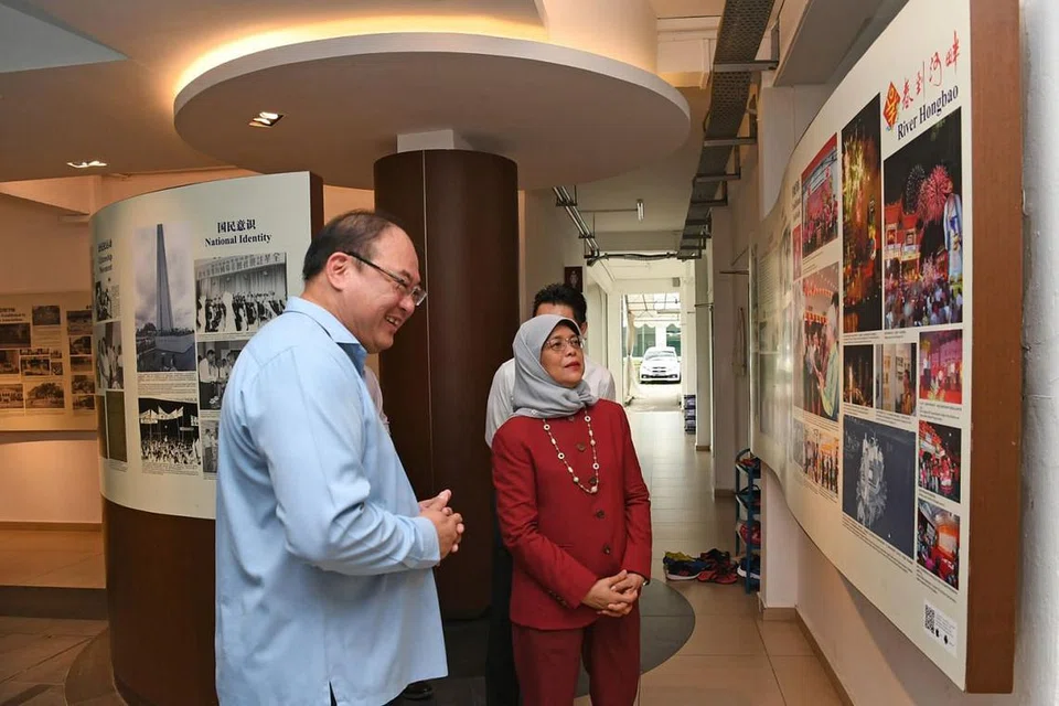 DEKATI MASYARAKAT: Presiden Halimah melawat galeri warisan Persekutuan Persatuan Suku Kaum Cina Singapura (SFCCA) bersama presiden badan itu, Encik Tan Aik Hock, pada 19 Disember lalu. - Foto BH oleh DESMOND FOO