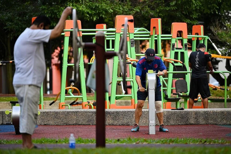 BERSENAM SAMBIL PERHATIKAN JARAK SELAMAT: Kegiatan bersenam di tempat awam tidak terlepas daripada peraturan baru untuk mengelak penularan virus Covid-19. Kini hanya dua orang dibenarkan bersenam di kemudahan awam yang disediakan pada satu-satu masa . - Foto BH oleh LIM YAOHUI