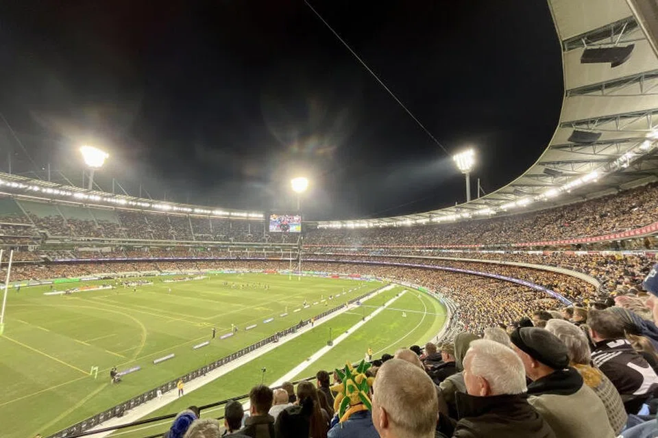 STADIUM SESAK: Perlawanan ragbi Piala Bledisloe, yang menyaksikan pasukan Wallabies Australia menentang All Blacks dari New Zealand, di Melbourne Cricket Ground riuh dihadiri hampir 85,000 penonton pada 30 Julai. 