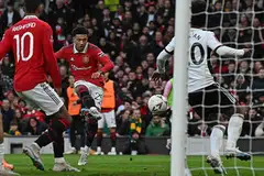 KAD MERAH BAWA KEKALAHAN: Pemain Fulham Willian (kanan) dilayangkan kad merah kerana menggunakan tangan untuk menghalang rembatan Jadon Sancho (tengah) dalam kotak penalti, dan Bruno Fernandes menjaringkan gol daripada sepakan penalti bagi Manchester United - Foto AFP