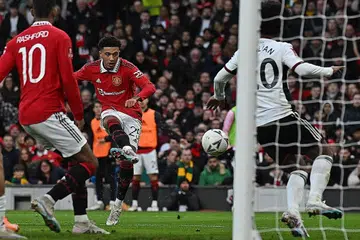 KAD MERAH BAWA KEKALAHAN: Pemain Fulham Willian (kanan) dilayangkan kad merah kerana menggunakan tangan untuk menghalang rembatan Jadon Sancho (tengah) dalam kotak penalti, dan Bruno Fernandes menjaringkan gol daripada sepakan penalti bagi Manchester United - Foto AFP
