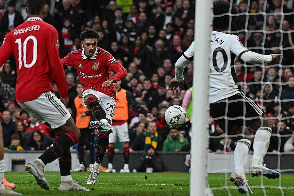 KAD MERAH BAWA KEKALAHAN: Pemain Fulham Willian (kanan) dilayangkan kad merah kerana menggunakan tangan untuk menghalang rembatan Jadon Sancho (tengah) dalam kotak penalti, dan Bruno Fernandes menjaringkan gol daripada sepakan penalti bagi Manchester United - Foto AFP