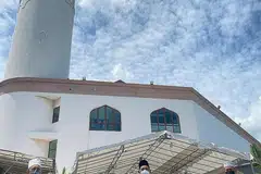 SEDIA BANTU: (Dari kiri) Pengurus Masjid Alkaff Kampung Melayu, Ustaz Mohammad Taufiq Mohamed Ismail; Pengerusi, Encik Mohamed Faizul Othman; dan Ketua Dakwah, Ustaz Mohamad Noor Samat. - Foto MASJID ALKAFF KAMPUNG MELAYU