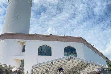 SEDIA BANTU: (Dari kiri) Pengurus Masjid Alkaff Kampung Melayu, Ustaz Mohammad Taufiq Mohamed Ismail; Pengerusi, Encik Mohamed Faizul Othman; dan Ketua Dakwah, Ustaz Mohamad Noor Samat. - Foto MASJID ALKAFF KAMPUNG MELAYU