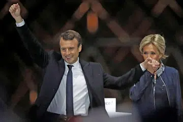 TUNGGAK DI SEBALIK KEJAYAAN: Encik Emmanuel Macron, 39 tahun, memuji sokongan isterinya, Cik Brigitte Trogneux, berusia 64 tahun, yang menjadi tunggak kejayaannya sejauh ini. - Foto REUTERS