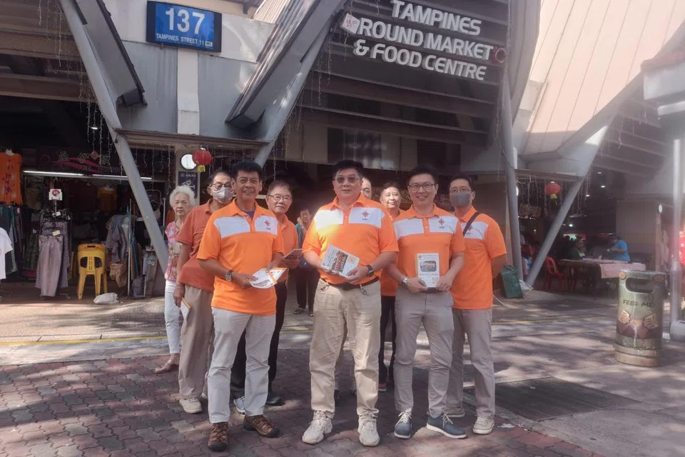 Setiausaha Agung Parti Perpaduan Nasional (NSP), Encik Spencer Ng (dua dari kanan) dan presiden Encik Reno Fong (tiga dari kanan) mengadakan sesi mendekati penduduk di Pasar Bulat Tampines dan Pusat Makanan pada 9 Februari.