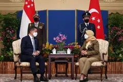 Datuk Seri Mohamed Azmin Ali (kiri) bertemu Presiden Halimah Yacob di Istana dan mereka mengadakan perbincangan yang baik mengenai kerjasama dan integrasi ekonomi serantau; dan mengukuhkan daya tahan rantaian bekalan. 