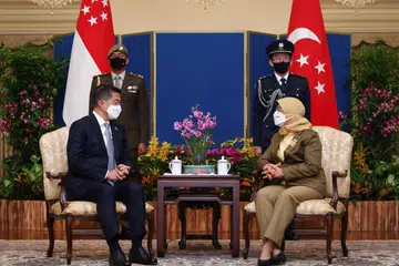 Datuk Seri Mohamed Azmin Ali (kiri) bertemu Presiden Halimah Yacob di Istana dan mereka mengadakan perbincangan yang baik mengenai kerjasama dan integrasi ekonomi serantau; dan mengukuhkan daya tahan rantaian bekalan. 